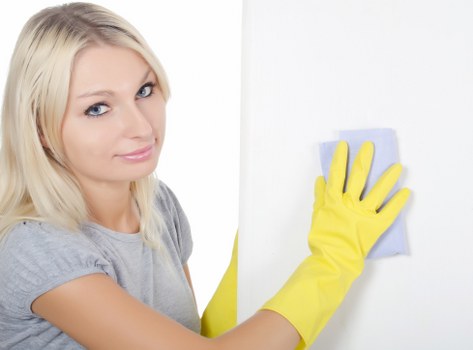 Technician performing mattress cleaning in Fulwell using deep extraction